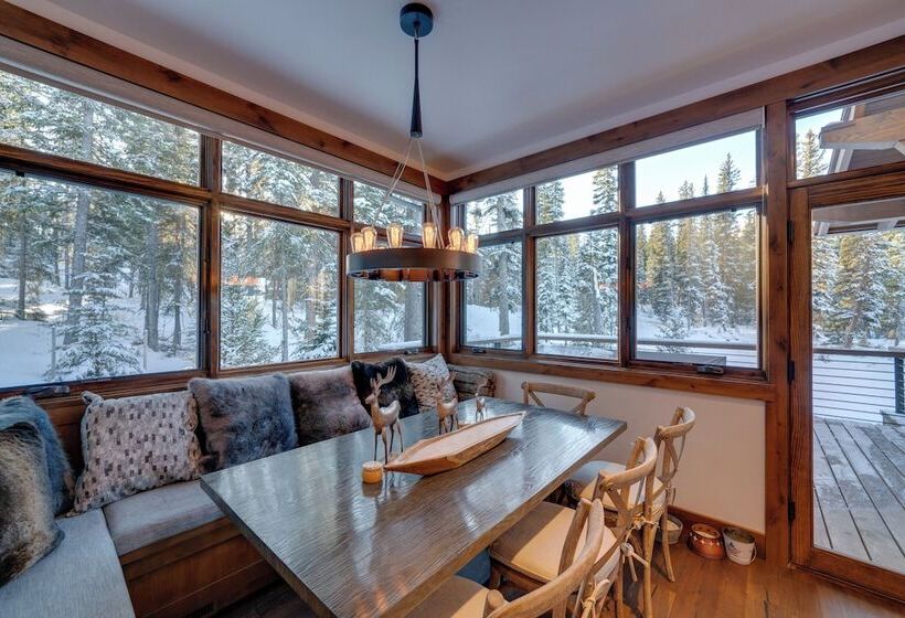 Custom Ski In/out Chalet With Hot Tub & Wet Bars!