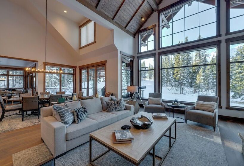 Custom Ski In/out Chalet With Hot Tub & Wet Bars!