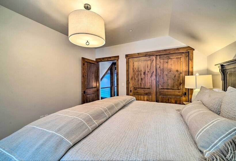 Custom Ski In/out Chalet With Hot Tub & Wet Bars!