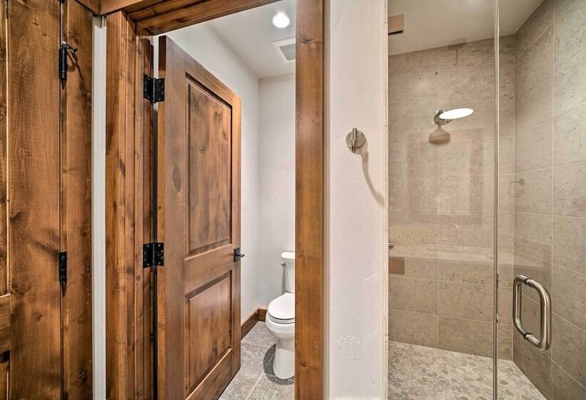 Custom Ski In/out Chalet With Hot Tub & Wet Bars!