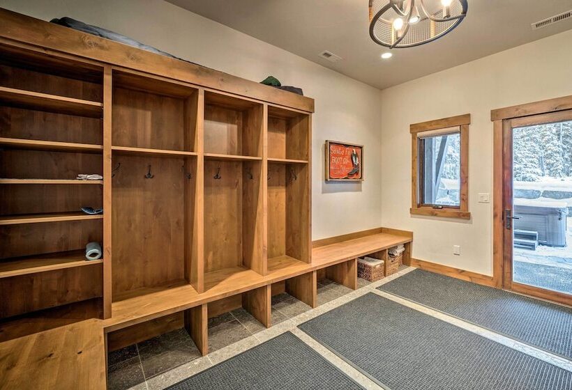 Custom Ski In/out Chalet With Hot Tub & Wet Bars!