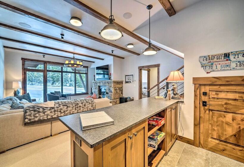 Custom Ski In/out Chalet With Hot Tub & Wet Bars!