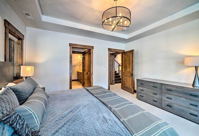 Custom Ski In/out Chalet With Hot Tub & Wet Bars!