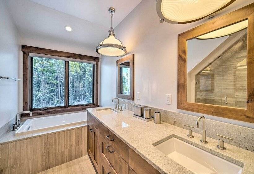 Custom Ski In/out Chalet With Hot Tub & Wet Bars!