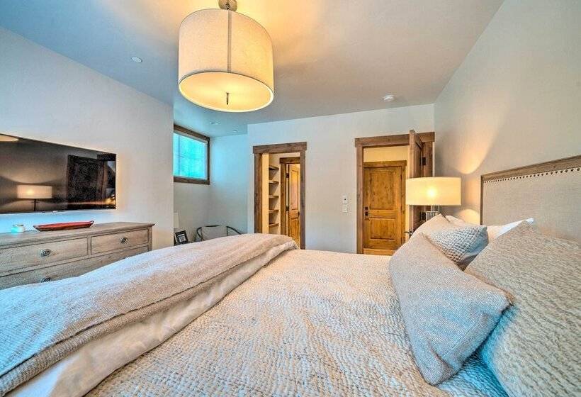 Custom Ski In/out Chalet With Hot Tub & Wet Bars!