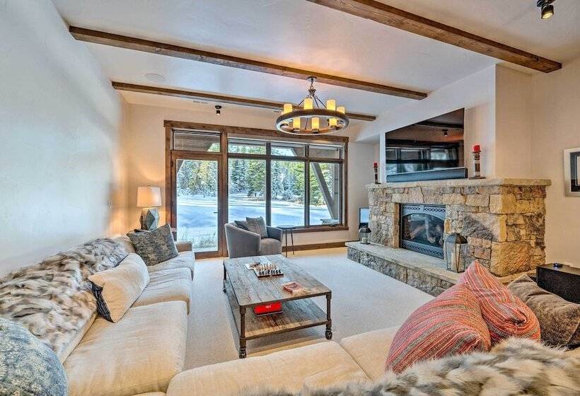 Custom Ski In/out Chalet With Hot Tub & Wet Bars!