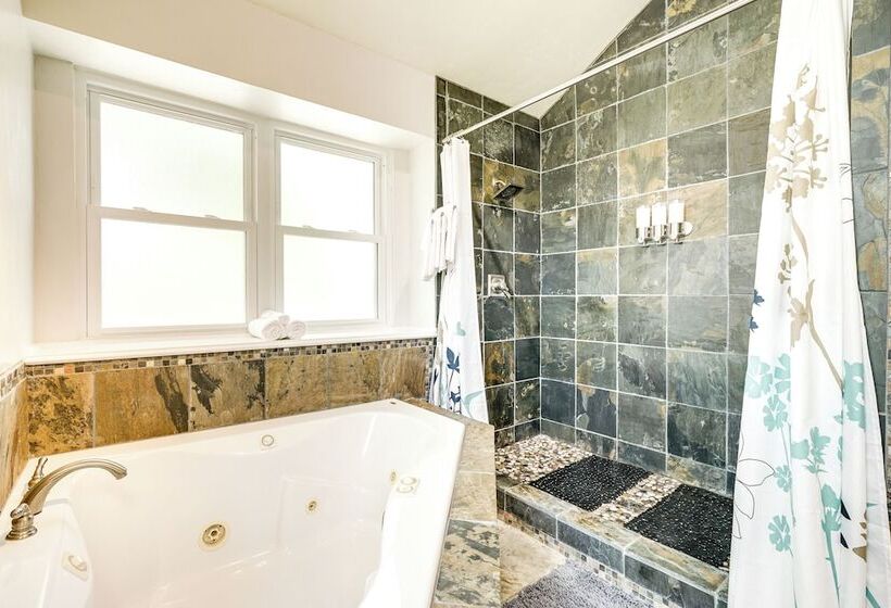 Dog Friendly Live Oak Home W/ Hot Tub & Game Room!