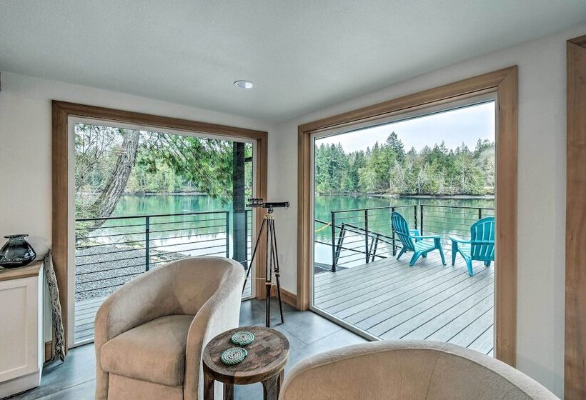Dreamy Bayfront Cabin W/ View, Dock & Kayaks