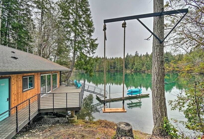 Dreamy Bayfront Cabin W/ View, Dock & Kayaks