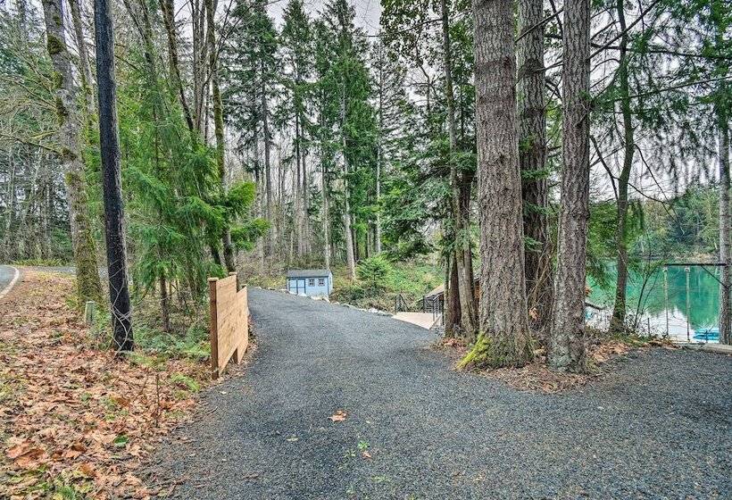 Dreamy Bayfront Cabin W/ View, Dock & Kayaks