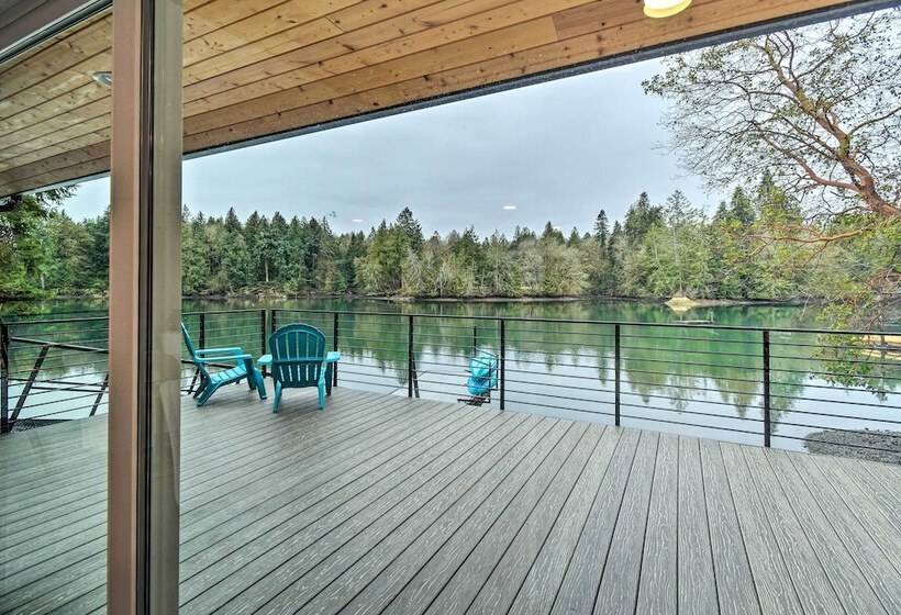 Dreamy Bayfront Cabin W/ View, Dock & Kayaks
