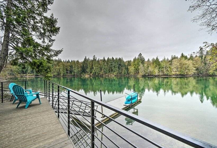 Dreamy Bayfront Cabin W/ View, Dock & Kayaks