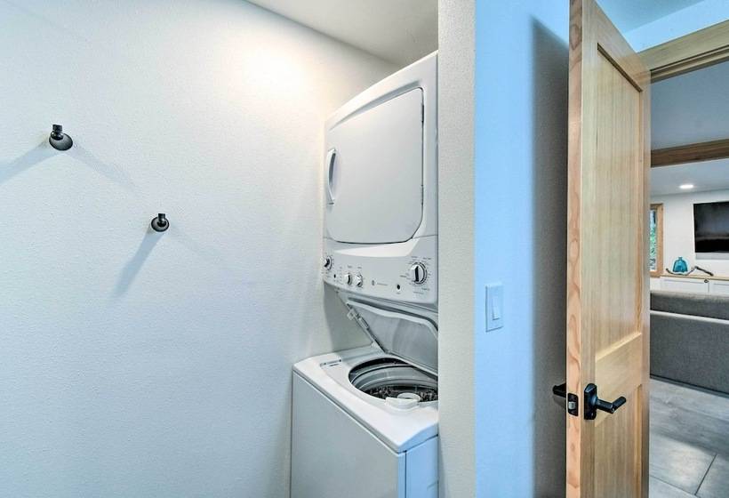 Dreamy Bayfront Cabin W/ View, Dock & Kayaks