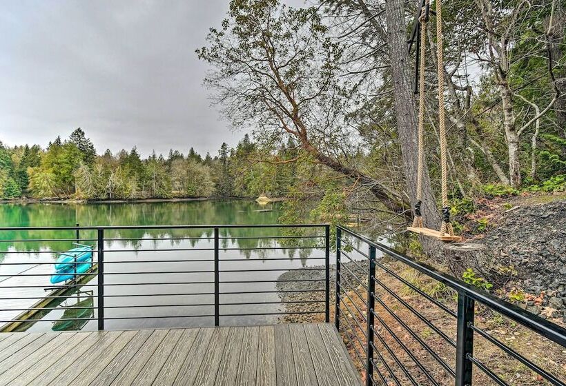 Dreamy Bayfront Cabin W/ View, Dock & Kayaks