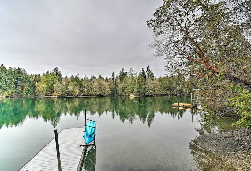 Dreamy Bayfront Cabin W/ View, Dock & Kayaks