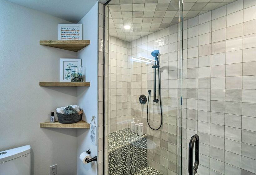 Dreamy Bayfront Cabin W/ View, Dock & Kayaks