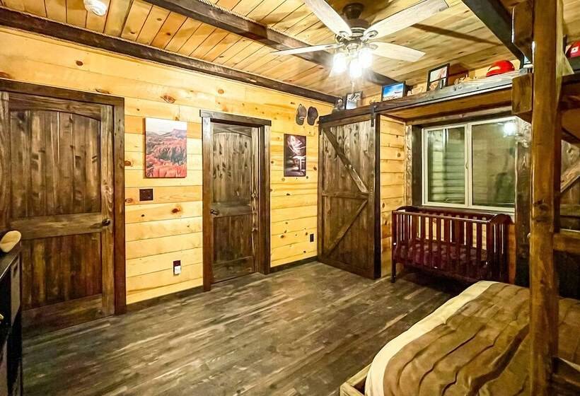 Dreamy Kanab Cabin W/ Hot Tub & Panoramic Views!