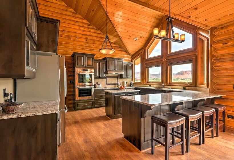 Dreamy Kanab Cabin W/ Hot Tub & Panoramic Views!