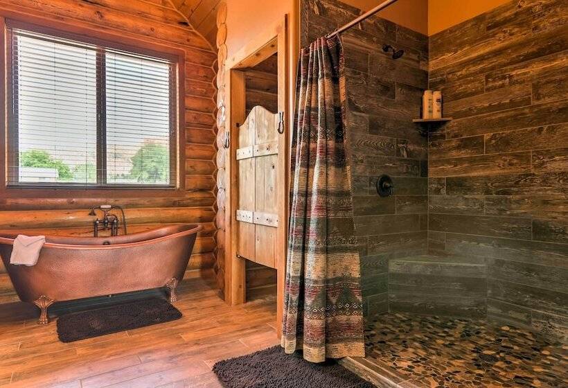 Dreamy Kanab Cabin W/ Hot Tub & Panoramic Views!