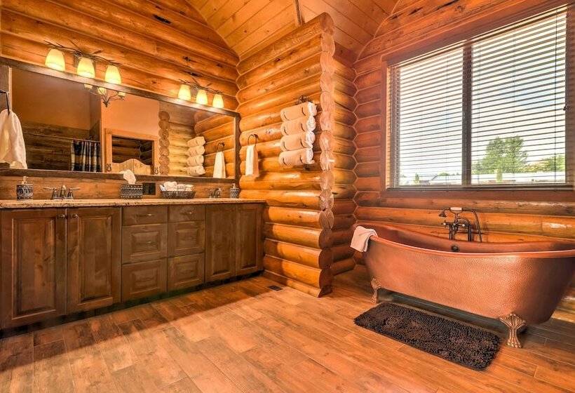 Dreamy Kanab Cabin W/ Hot Tub & Panoramic Views!