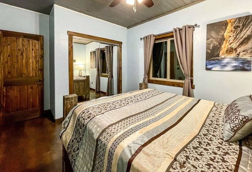 Dreamy Kanab Cabin W/ Hot Tub & Panoramic Views!