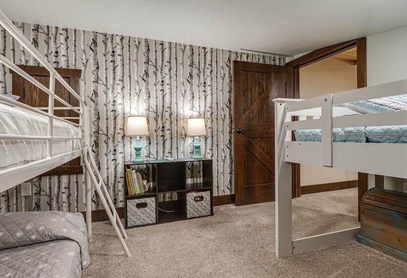 Eagle Crest Lodge    Large Group Getaway!