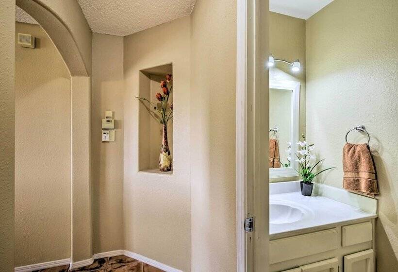 El Paso Retreat W/ Pool: 11 Mi To Downtown!