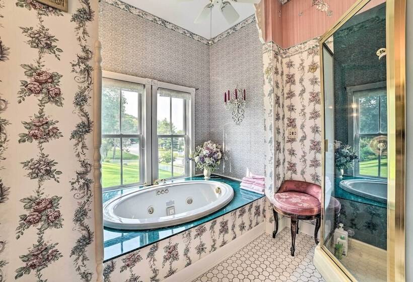 Elegant 1905 Home: Steps To Torch Lake & Dtwn