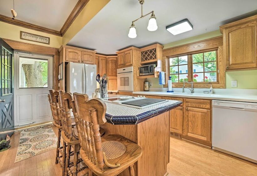 Elegant 1905 Home: Steps To Torch Lake & Dtwn