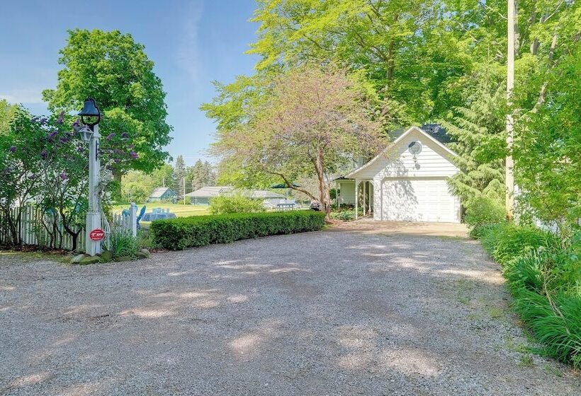 Elegant 1905 Home: Steps To Torch Lake & Dtwn