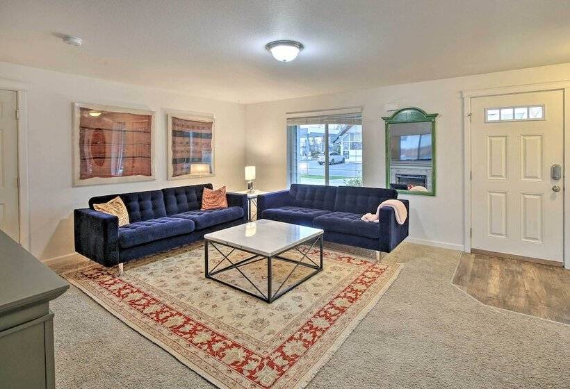 Enumclaw Home   60 Mi To Mount Rainier!