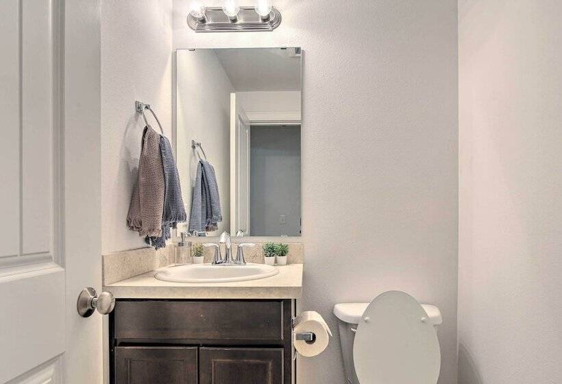 Enumclaw Home   60 Mi To Mount Rainier!