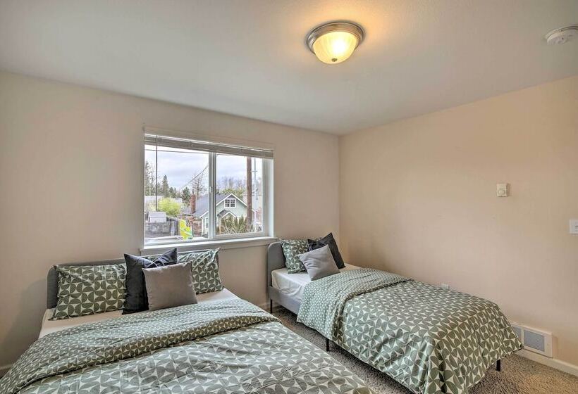 Enumclaw Home   60 Mi To Mount Rainier!