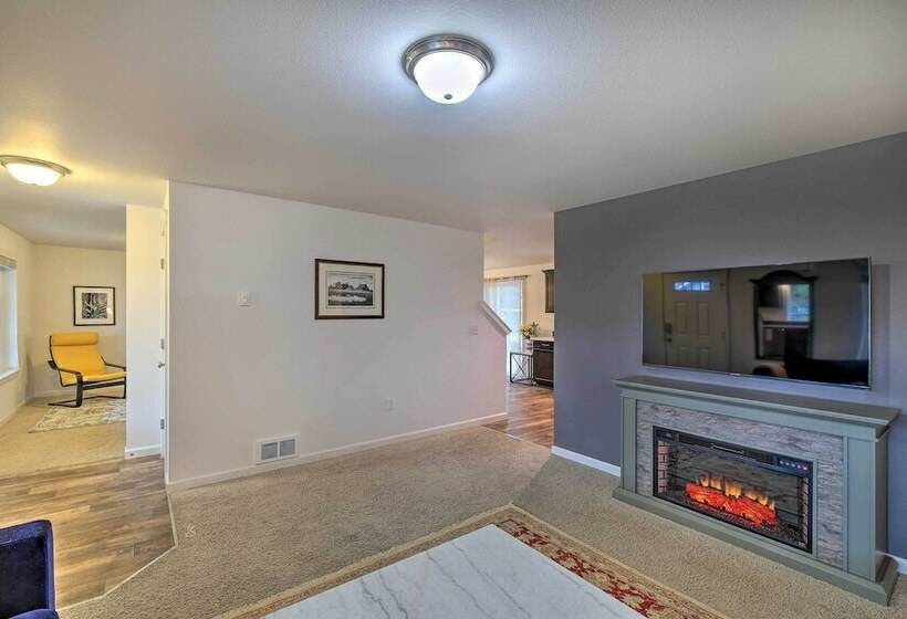 Enumclaw Home   60 Mi To Mount Rainier!