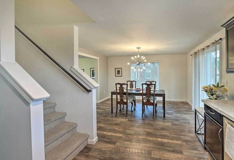 Enumclaw Home   60 Mi To Mount Rainier!