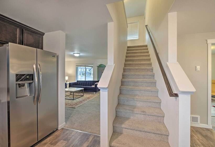 Enumclaw Home   60 Mi To Mount Rainier!