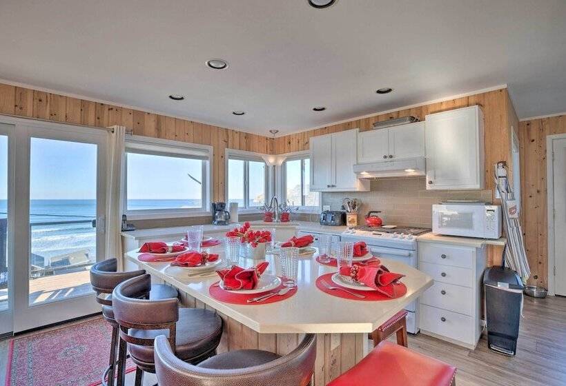 Exquisite Oceanside House W/ Pacific Views & Deck!