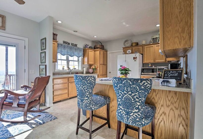 Family Farmhouse On 160 Acre Ranch W/ Hiking Trail