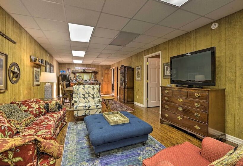 Family Farmhouse On 160 Acre Ranch W/ Hiking Trail