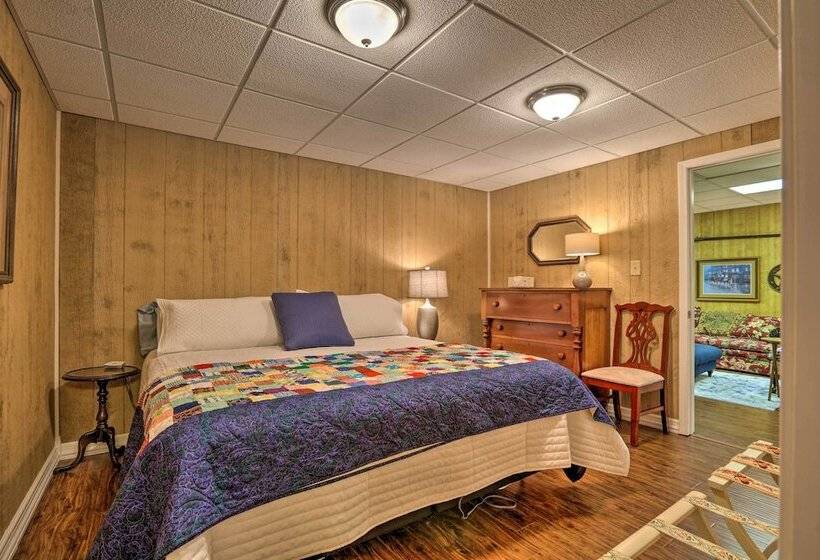 Family Farmhouse On 160 Acre Ranch W/ Hiking Trail