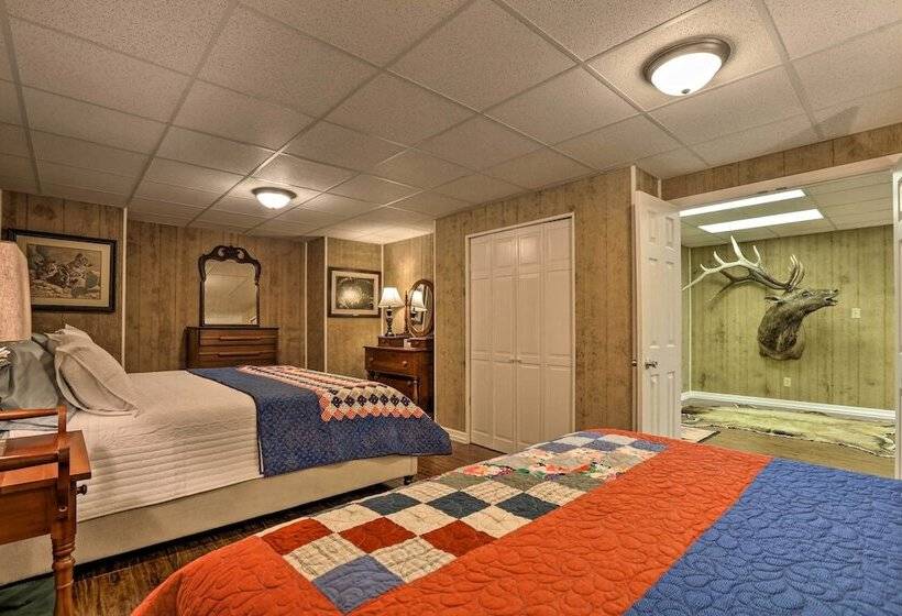 Family Farmhouse On 160 Acre Ranch W/ Hiking Trail