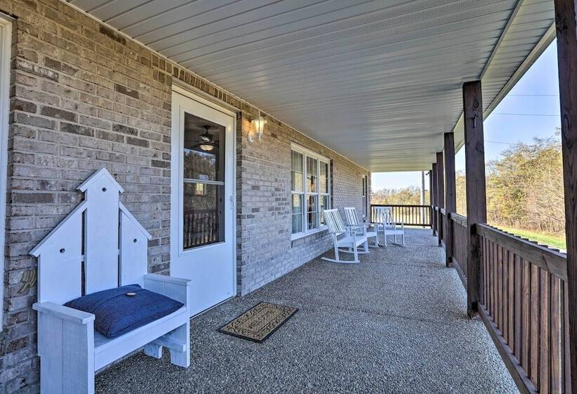 Family Farmhouse On 160 Acre Ranch W/ Hiking Trail