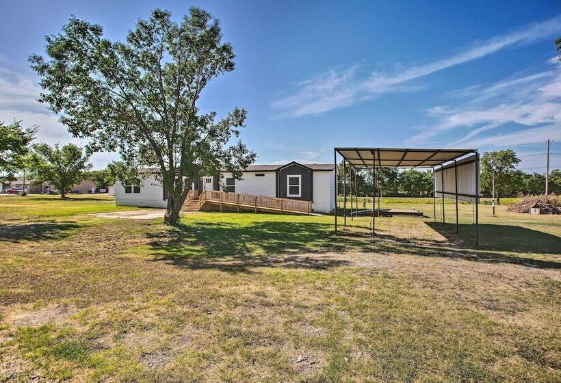Family Friendly Madill Home: Peaceful Setting