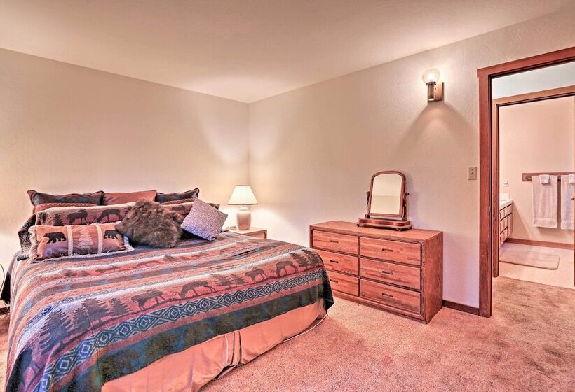 Family Friendly Truckee Cabin Near Ski Shuttle!