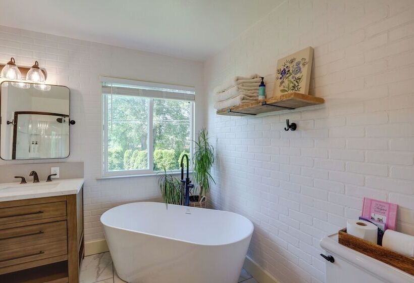 Farmhouse W/ Private Hot Tub < 1 Mile To Birch Bay