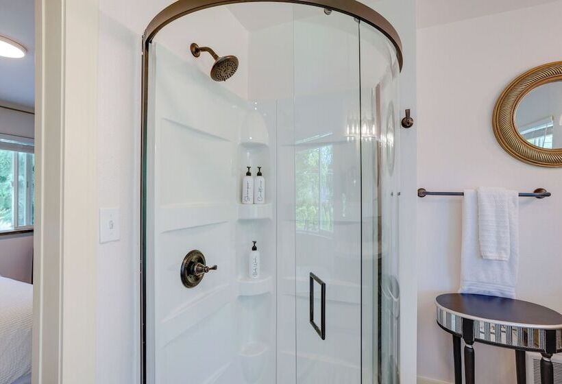 Farmhouse W/ Private Hot Tub < 1 Mile To Birch Bay