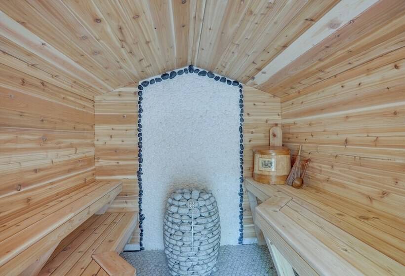 Farmhouse W/ Private Hot Tub < 1 Mile To Birch Bay