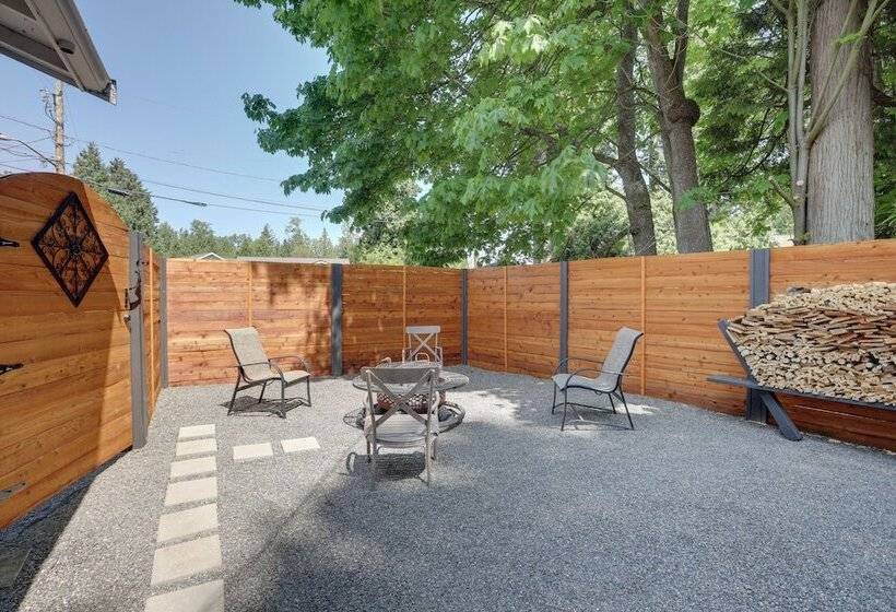 Farmhouse W/ Private Hot Tub < 1 Mile To Birch Bay