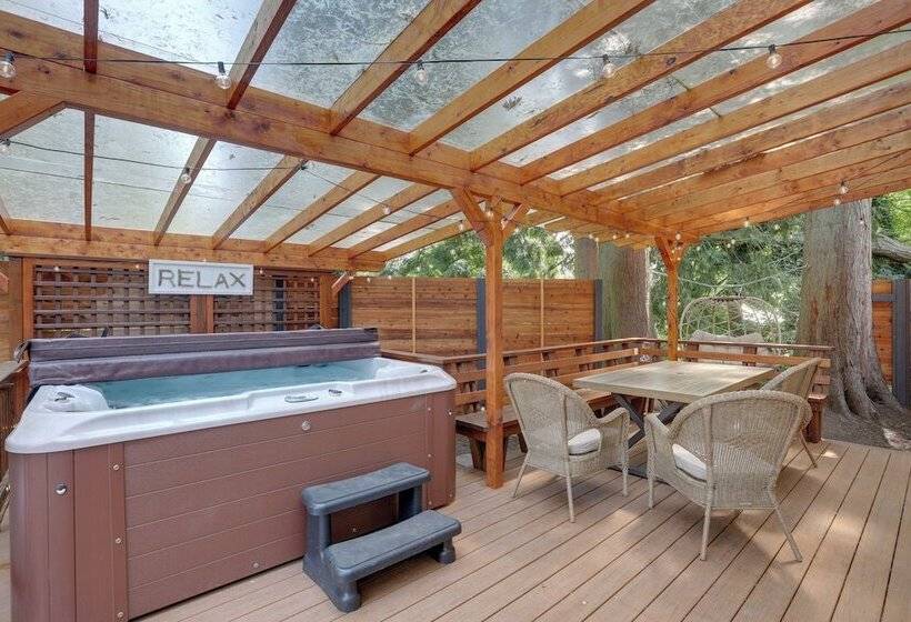Farmhouse W/ Private Hot Tub < 1 Mile To Birch Bay