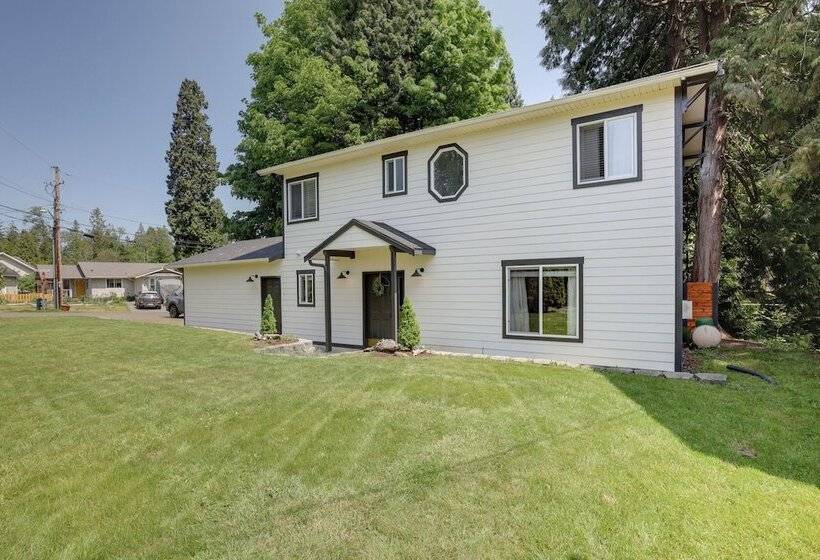 Farmhouse W/ Private Hot Tub < 1 Mile To Birch Bay